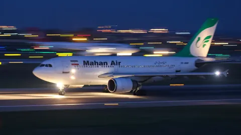 A Mahan Air airbus begins its takeoff in Istanbul.