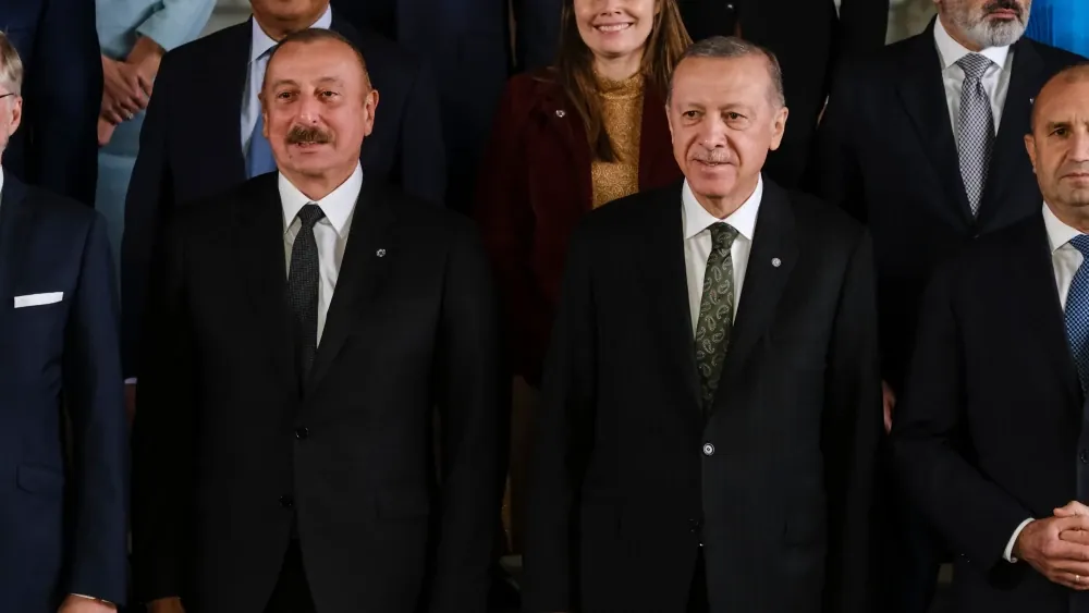 Azerbaijani President Ilham Aliyev (L) and Turkish President Recep Tayyip Erdoğan during the European Political Community summit in Prague; Oct. 6, 2022.