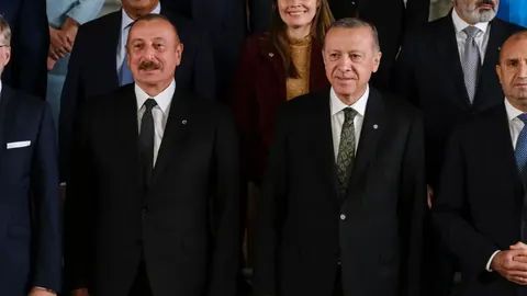 Azerbaijani President Ilham Aliyev (L) and Turkish President Recep Tayyip Erdoğan during the European Political Community summit in Prague; Oct. 6, 2022.